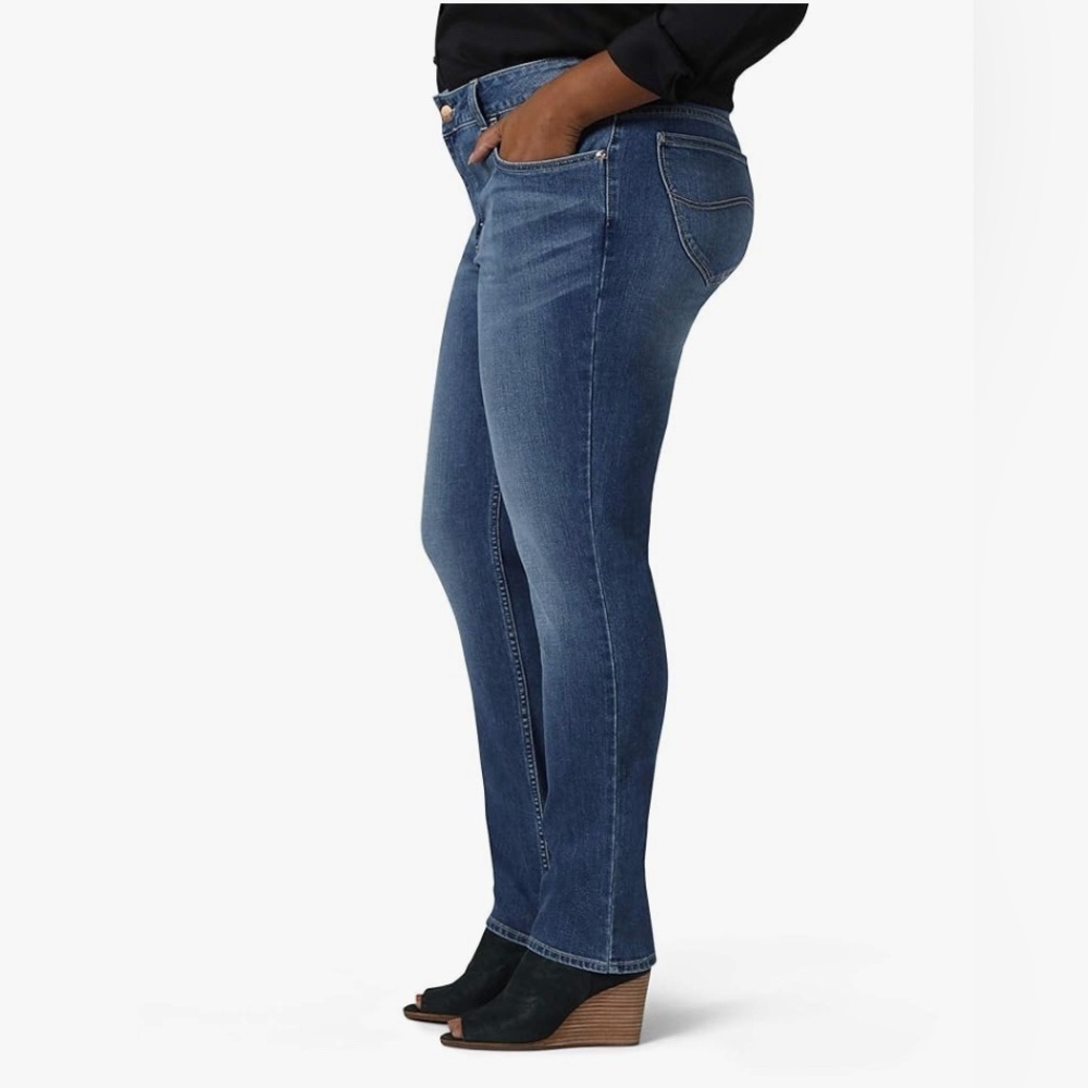 Lee Riders Size 22W P Mid Rise Indigo Straight Leg Jeans. New With Tags.